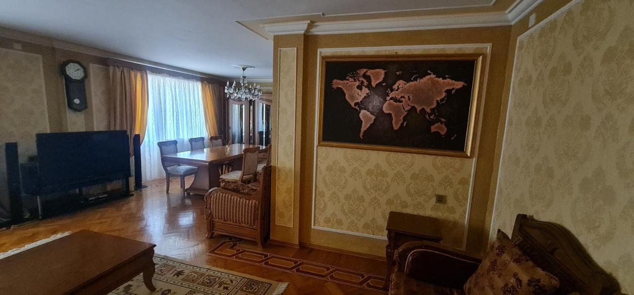 Gold Wall Apartment Bakoe Buitenkant foto